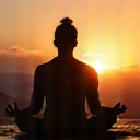 Silueta de una persona meditando en un entorno natural, simbolizando el bienestar integral.