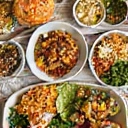 Variedad de platos saludables y coloridos, representando planes de alimentación.